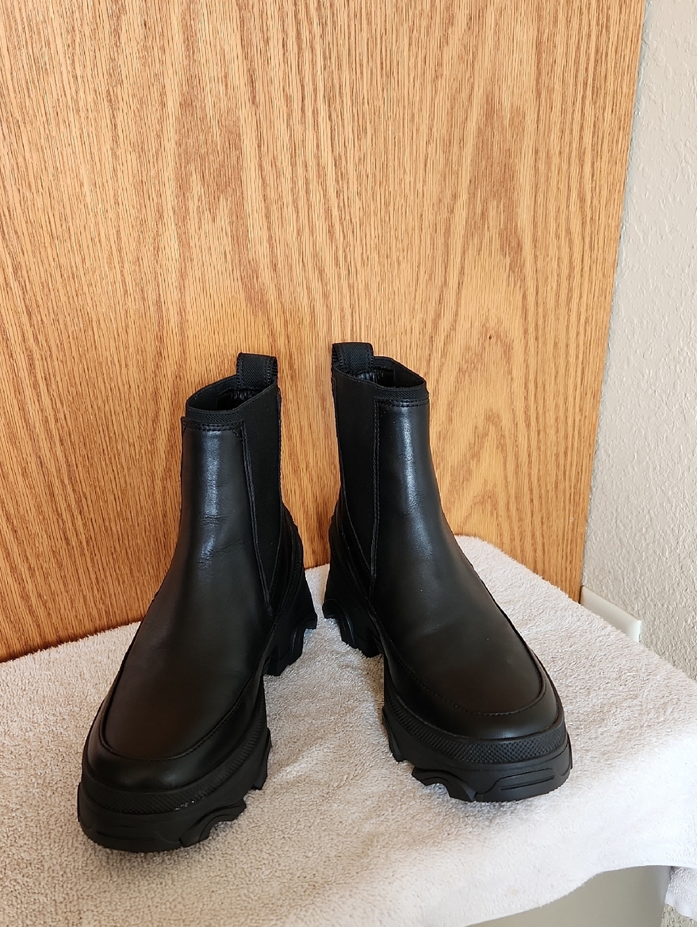 Sorel Black Lug-Sole Chelsea Ankle Boots